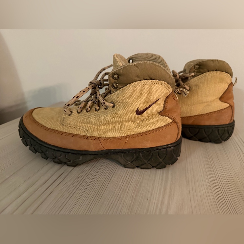 Nike women’s Tan Canvas and Leather Lace up Hiking Trail ankle boots. Size 8